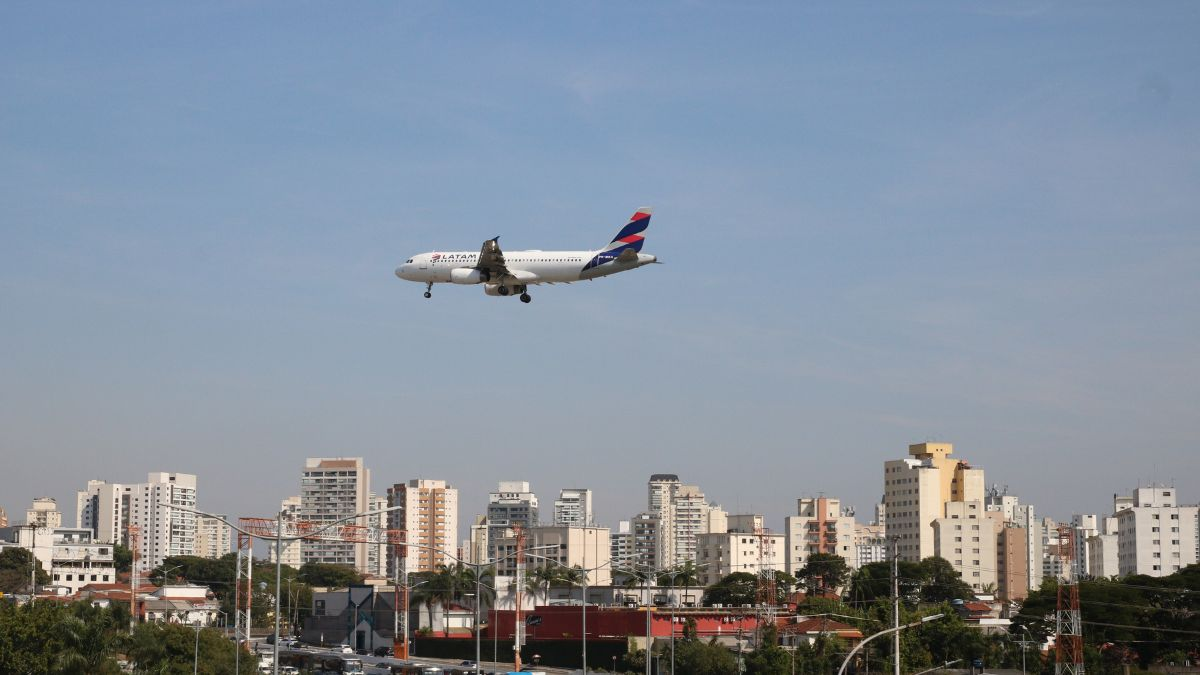 Combustível de avião dispara 55% e pode encarecer passagens no Brasil