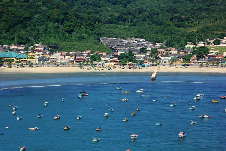 Praia poluída no Brasil passa quase o ano inteiro imprópria e ainda assim atrai visitantes